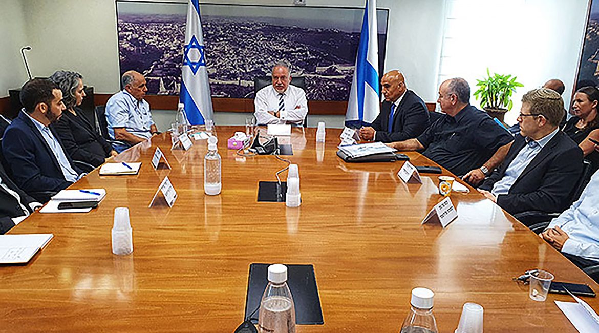 Либерман отменил принудительные отпуска и увеличил квоты на иностранных рабочих