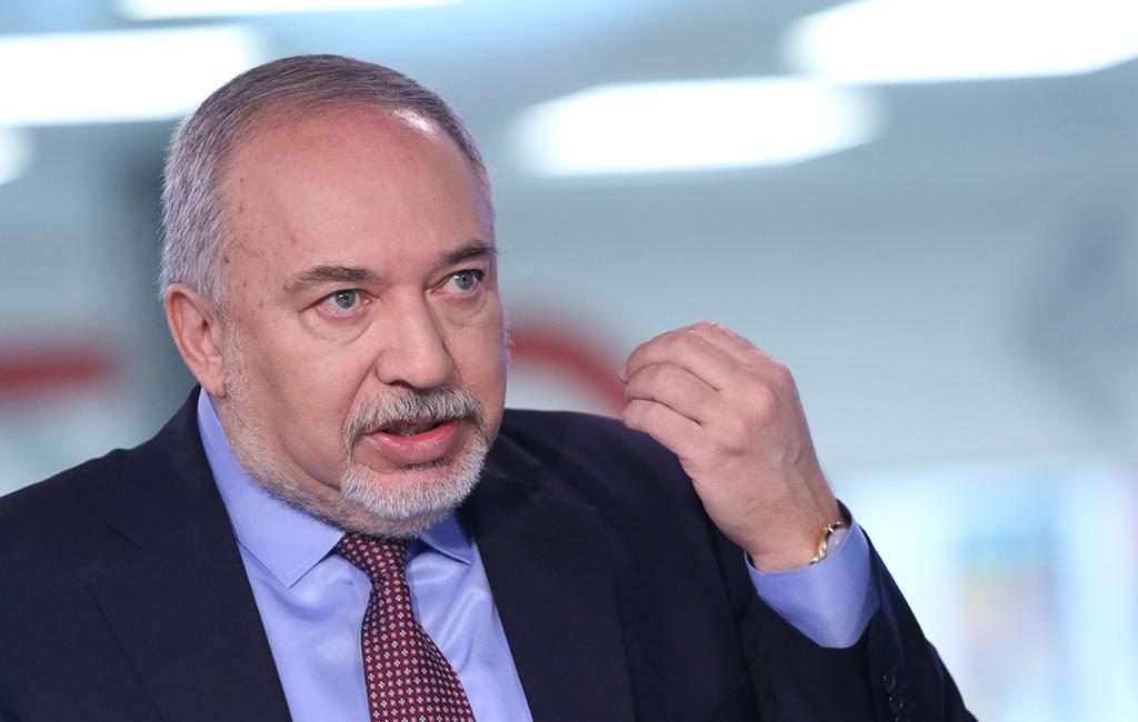 Либерман отменил принудительные отпуска и увеличил квоты на иностранных рабочих