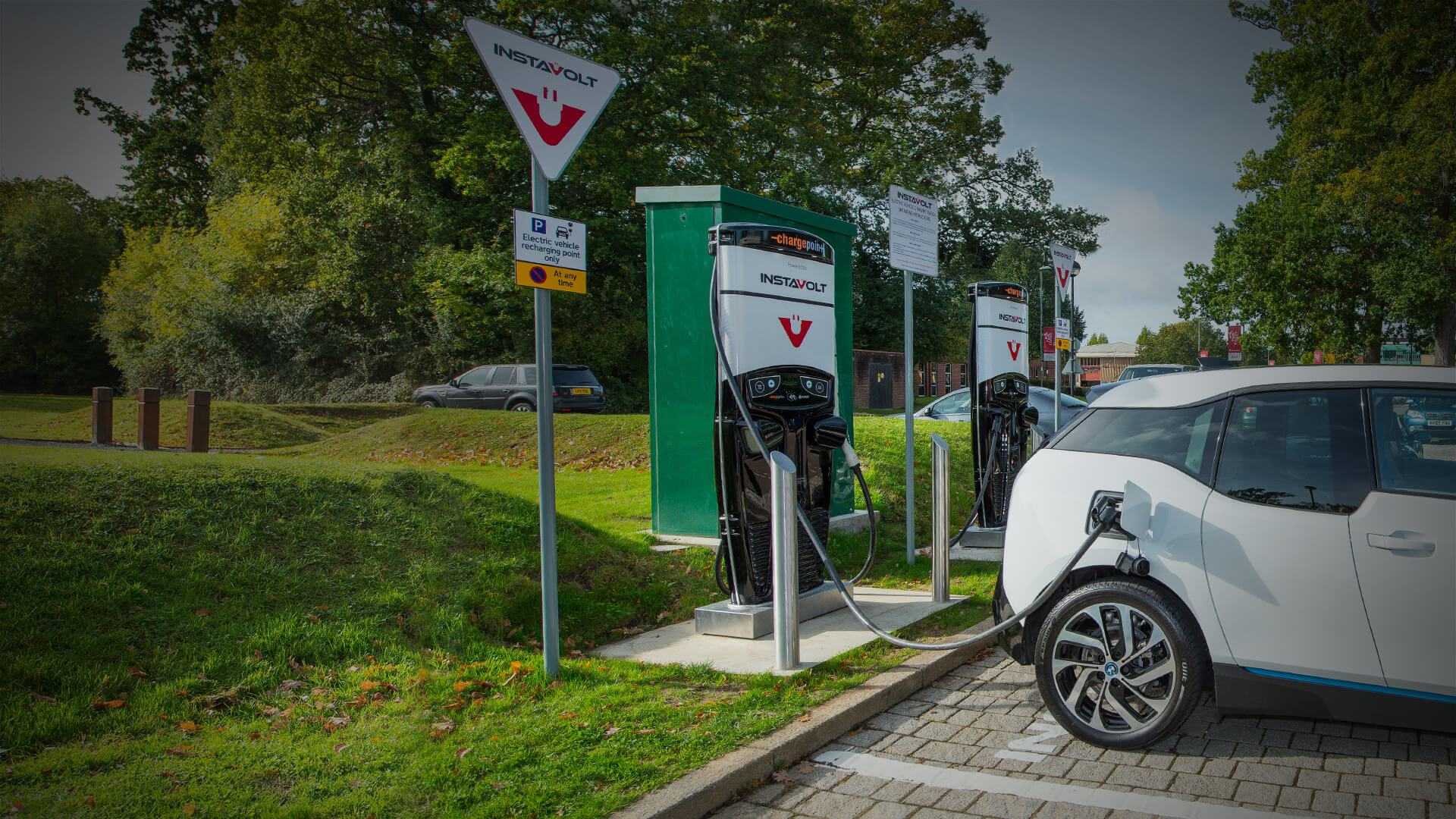 В Израиле подешевел бензин, но увеличился налог на электрокары